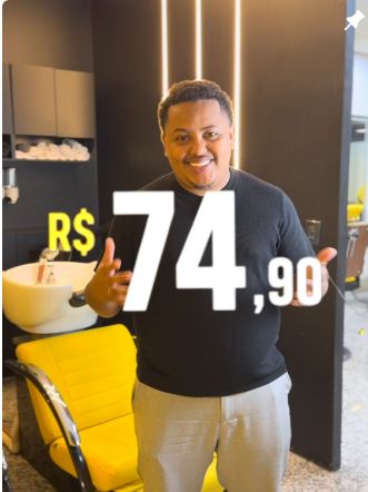 Barbeiro da Brabos du Corte anunciando o plano de R$ 74,90 dentro da unidade