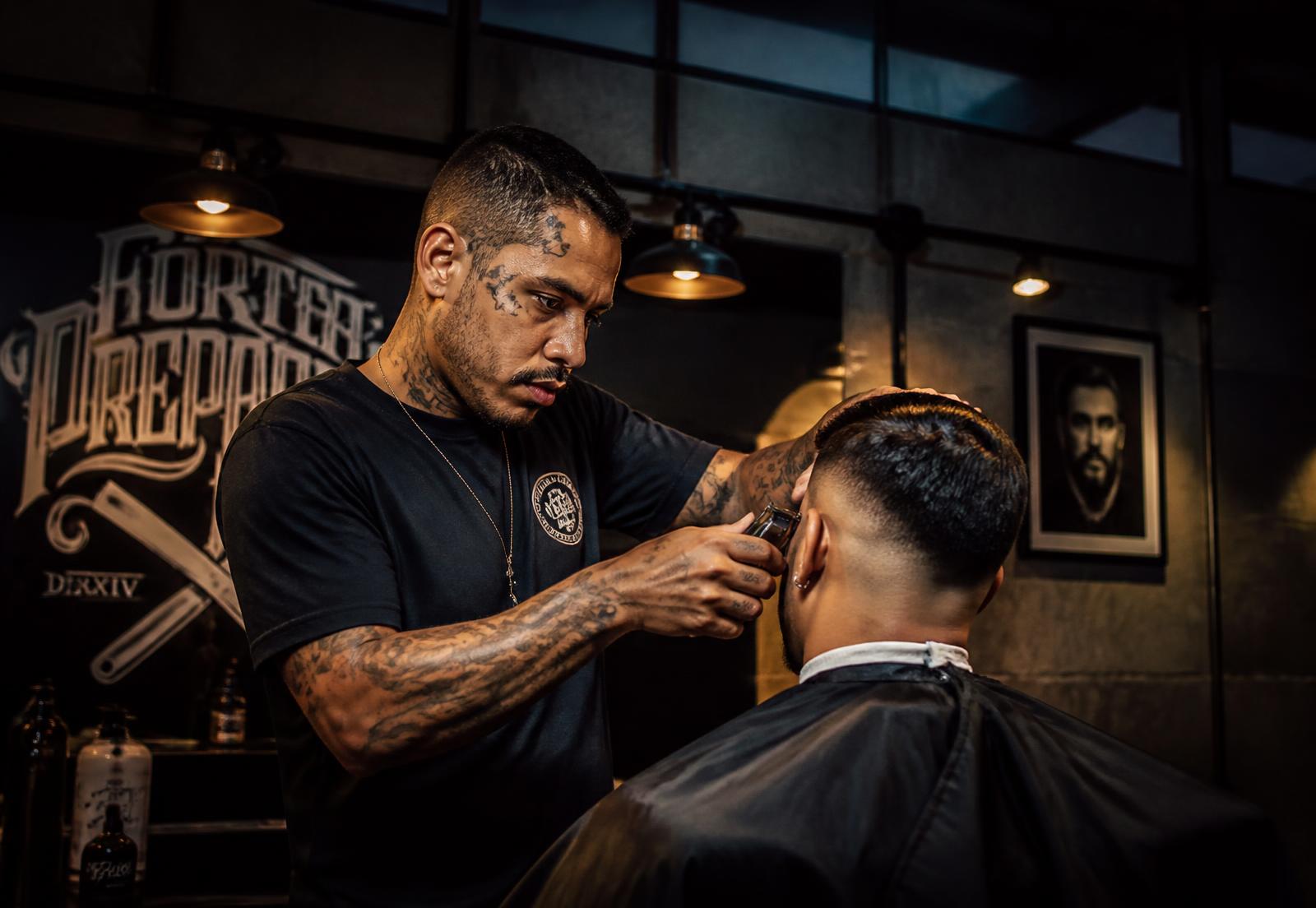 Barbeiro finalizando um corte degradê em cliente na Brabos du Corte